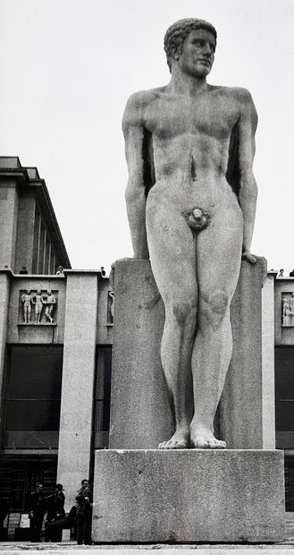 INGI (Louis Ingigliardi, dit) 1915-2008 PARIS Statue du Trocadero, October 1961 Photograph...