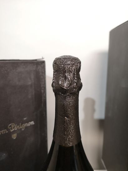 null 3 bouteille CHAMPAGNE DOM PERIGNON Brut 2002 Coffrets légèrement endommagés...