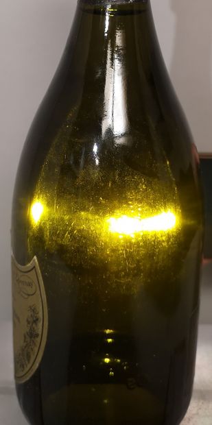 null 1 bouteille CHAMPAGNE DOM PERIGNON Brut 1999 Etiquette légèrement griffée. Niveau...