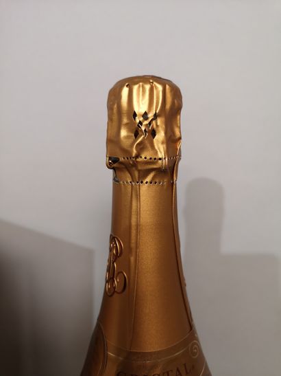 null 1 bottle CHAMPAGNE CRISTAL de ROEDERER 2000 Box slightly damaged.