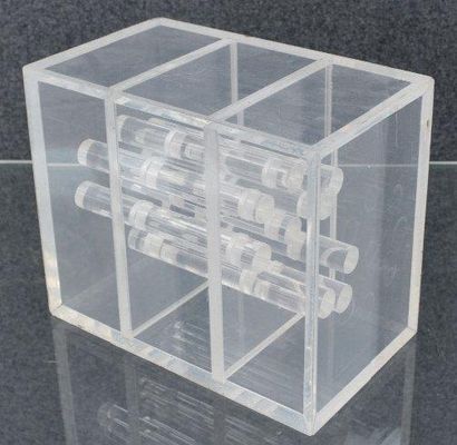 Martha BOTO (1925 - 2004) Sculpture cube en plexiglas avec inclusions de cylindres...
