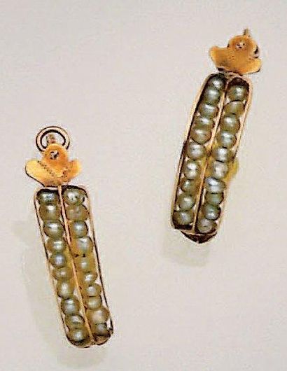 null Paire de poissardes en or jaune ornées de deux rangs de petites perles baroques....