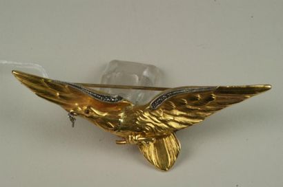 null Broche Aigle en or jaune ciselé 14K, les ailes soulignées de diamants sertis...