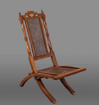 Curieuse chaise pliante cannée en bois naturel,...