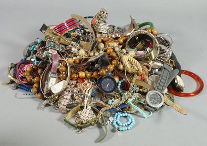 Lot de faux bijoux: montres colliers etc...