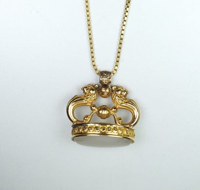 14K (585/oo) yellow gold seal pendant decorated...