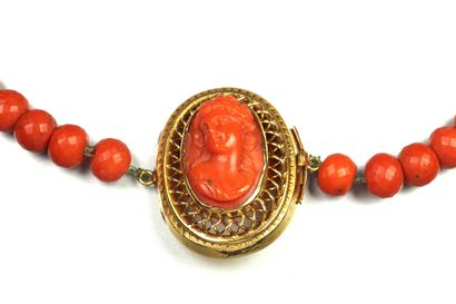 Necklace of faceted coral pearls in choquer...