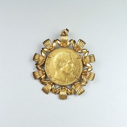 18K (750/oo) yellow gold pendant centered...