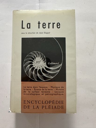 Jean, Goguel. La terre. Édité à Paris, chez Gallimard en 1959. De format in-12. Couverture...