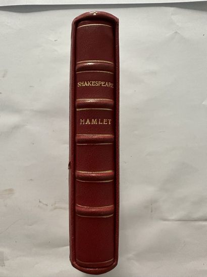 Shakespeare. Hamlet. Édité à Paris, chez Gallimard en 1946. De format in-8. Chagrin....