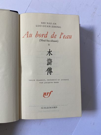 Shi Nai-an Luo Guan-zhong Au bord de l'eau. Édité à Paris, chez Gallimard en 1978....
