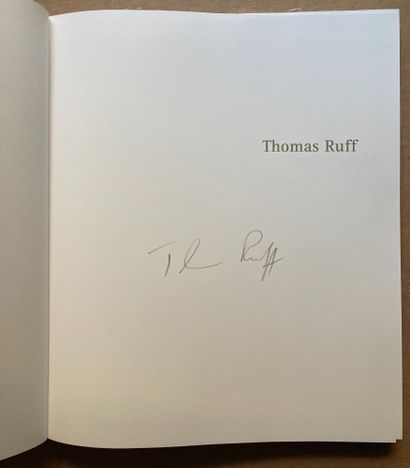 Ruff Thomas Modernism. Kehrer, 2012. Rare publication signée par Thomas Ruff. Etat...
