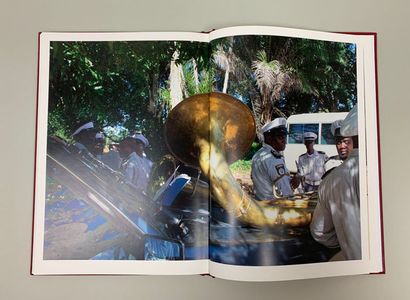 Blokland Sara The Police Band of Suriname. Van Zoetendaal, 2010. Relié, texte en...