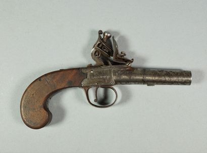 Pistolet Small flintlock pistol with smooth unscrewed barrel, walnut stock, marked...