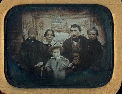 ANONYME Couple avec trois enfants devant une tenture, ca. 1850. Daguerréotype 1/4...