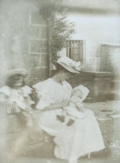 EUGÈNE-PIERRE ESTANAVE 1867 - après 1936 Maternité, 1911. Photographie en relief:...