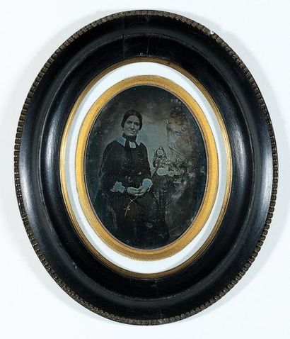 ANONYME Femme au chapelet et objets de piété; religieuse; prêtre, ca. 1850. 2 daguerréotypes...