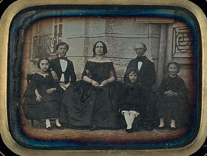 ANONYME Couple avec 4 enfants devant leur demeure, ca. 1850 Daguerréotype 1/4 de...