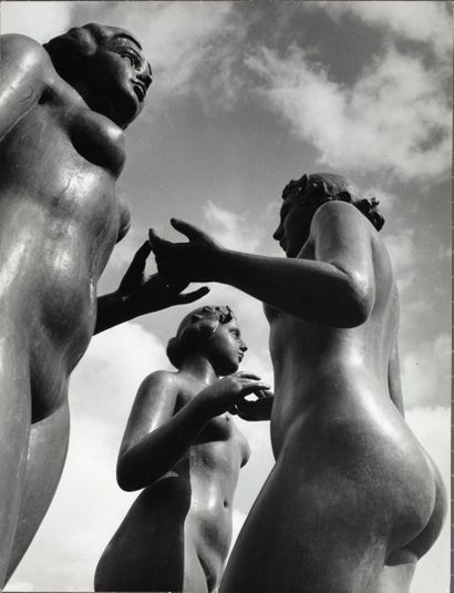KEYSTONE - BERNARD BUFFE RAPHO - CHARLES CICCIONE 1912-1998 La sculpture “Les trois... Gazette Drouot