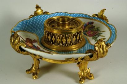 SÈVRES Encrier en porcelaine à décor de trophées sur fond turquoise. XVIIIème siècle,...