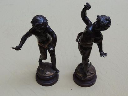 DEUX STATUETTES en bronze patiné représentant...