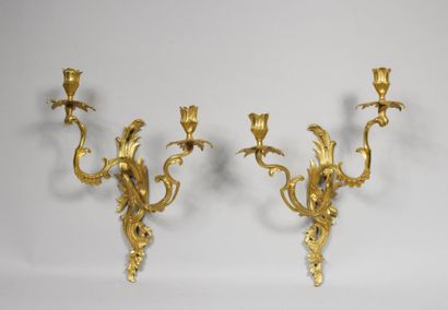 null PAIRE D'APPLIQUES à deux lumières en bronze ciselé et doré. Epoque Louis XV...