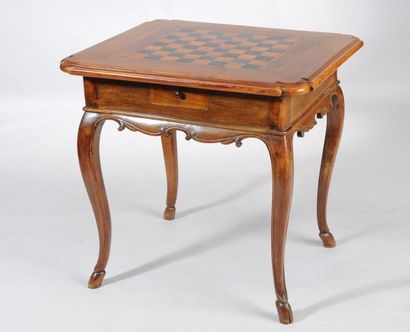 null TABLE A JEUX de forme carrée en bois naturel décorée sur le plateau d'un échiquier....