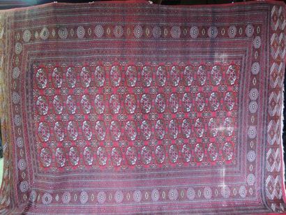 null TAPIS BOUKARA à décor géométrique sur fond rouge 251 x 341 cm