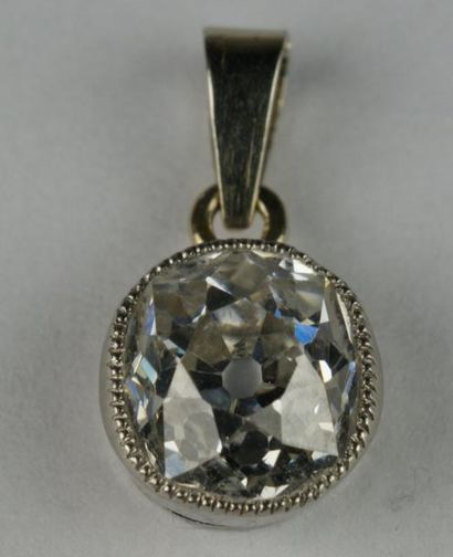 null PENDENTIF en or gris et platine serti d'un diamant taille ancienne d'environ...