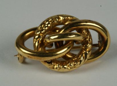 Broche en or jaune à décor d'anneaux entrelacés,...