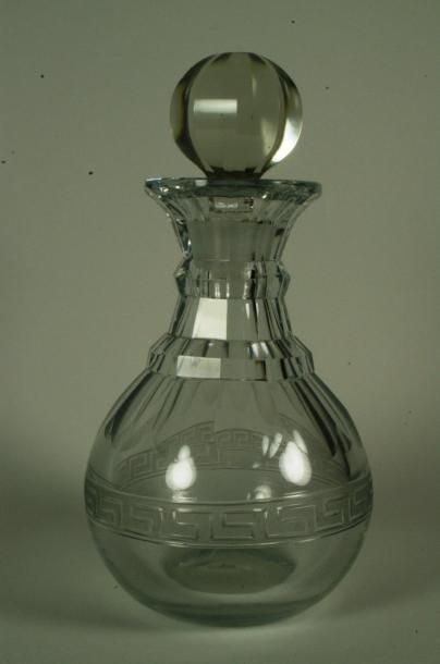 null FLACON en cristal à décor gravé de grecques et son bouchon. Fin XIXème siècle....