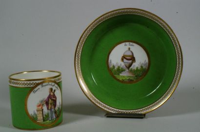 VIENNE Tasse litron et sa soucoupe, en porcelaine à fond vert et décor à l'antique...