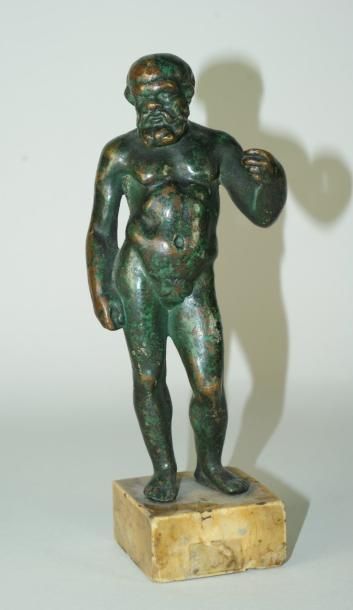 null STATUE en bronze patiné représentant Hercule, elle repose sur un socle en marbre....