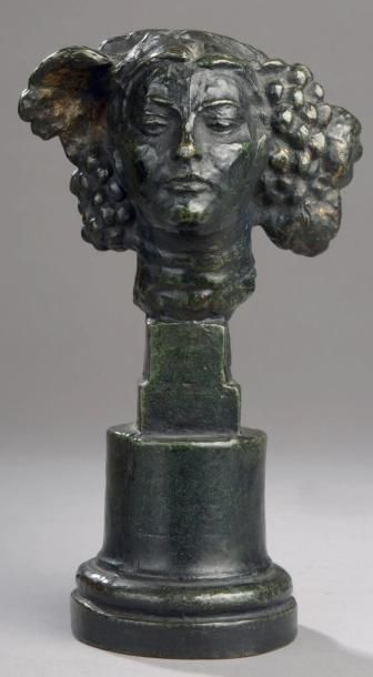 ANTOINE BOURDELLE (1861-1929) Petite tête aux raisins, 1910 Bronze à patine brun...