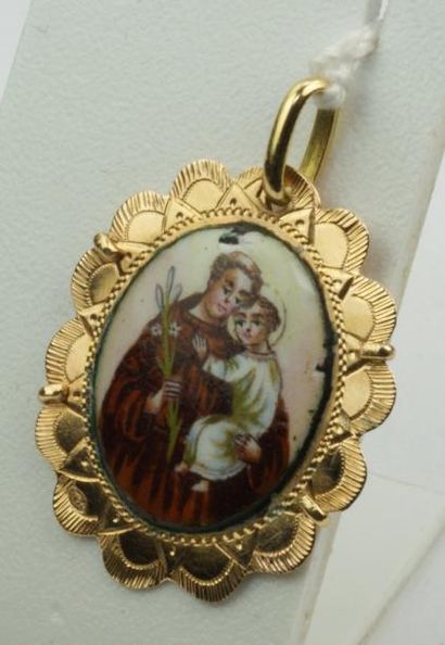 null Médaille ancienne en or jaune ornée d'un émail polychrome représentant St Joseph...