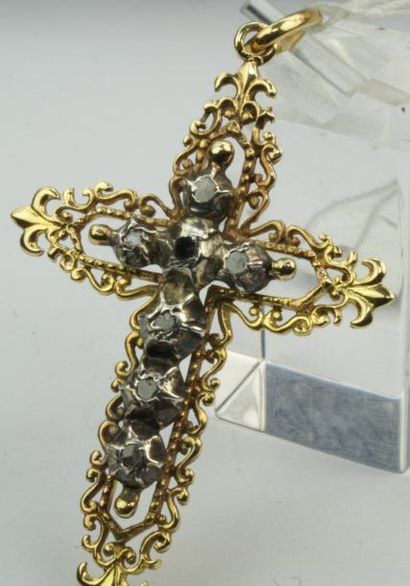 Croix Provençale en or ajouré sertie de diamants...