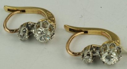 null Paire de dormeuses anciennes en or de deux tons agrémentées de diamants taille...