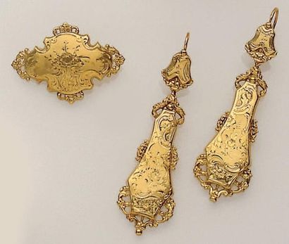 null Demi parure composée d'une paire de pendants d'oreilles en or jaune à décor...