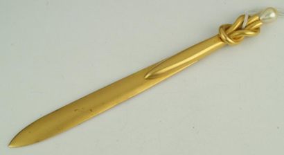 null Marque-page en or jaune à motif de noeud orné d'une perle. Vers 1900. Poids...