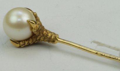 null Épingle de cravate à décor de serres d'aigle en or jaune ciselé tenant une perle...