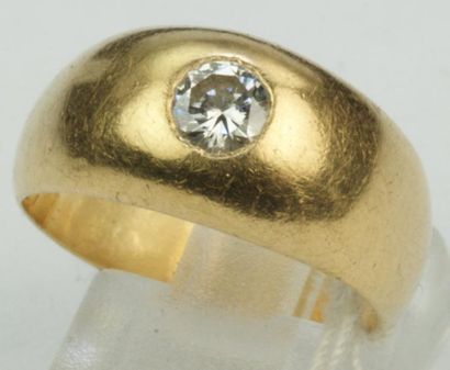 null Bague Jonc romain en or jaune serti d'un diamant taille ancienne pesant environ...