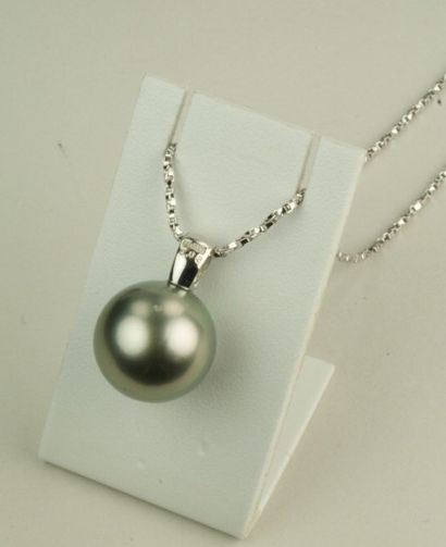 null Pendentif en or gris ornée d'une perle de Tahiti (diamètre 11 mm), la bélière...