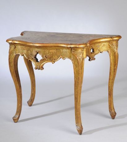 null TABLE CONSOLE LOUIS XV en bois doré reposant sur 4 pieds galbés, la ceinture...
