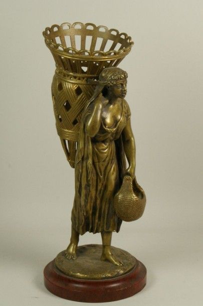null L KLEY statue en bonze à patine dorée, représentant une esclave portant un panier,...