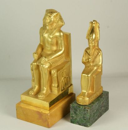 null DEUX STATUES en bronze doré représentant des pharaons assis , elles reposent...