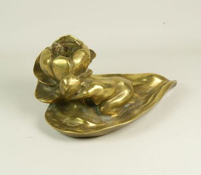null BOUGEOIR en bronze doré représentant un femme enserrant une fleur et posée sur...