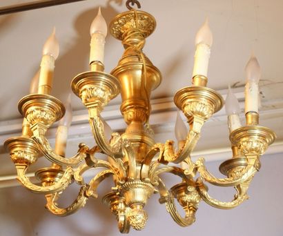 null LUSTRE en bronze doré à huit bras de lumières dans le Style Louis XIV .Diam...