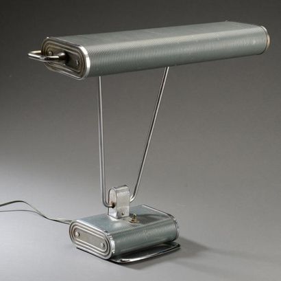 EILEEN GRAY(1878-1976) Lampe de bureau, modèle Stream-line par Eileen Gray en métal... Gazette Drouot