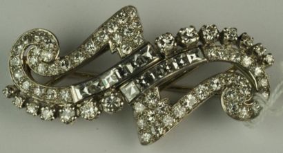 null Broche double clip en or gris à motif de volutes serties de diamants taille...