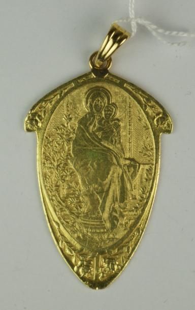 null Grande médaille ancienne en or jaune entièrement ciselée, représentant la vierge...